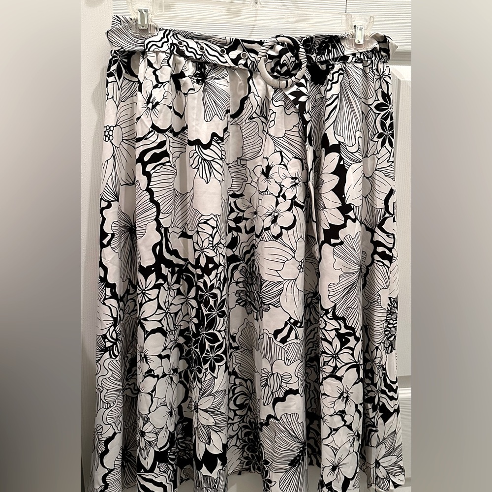 Versona Live for Truth maxi floral soft skirt. Black and white size L